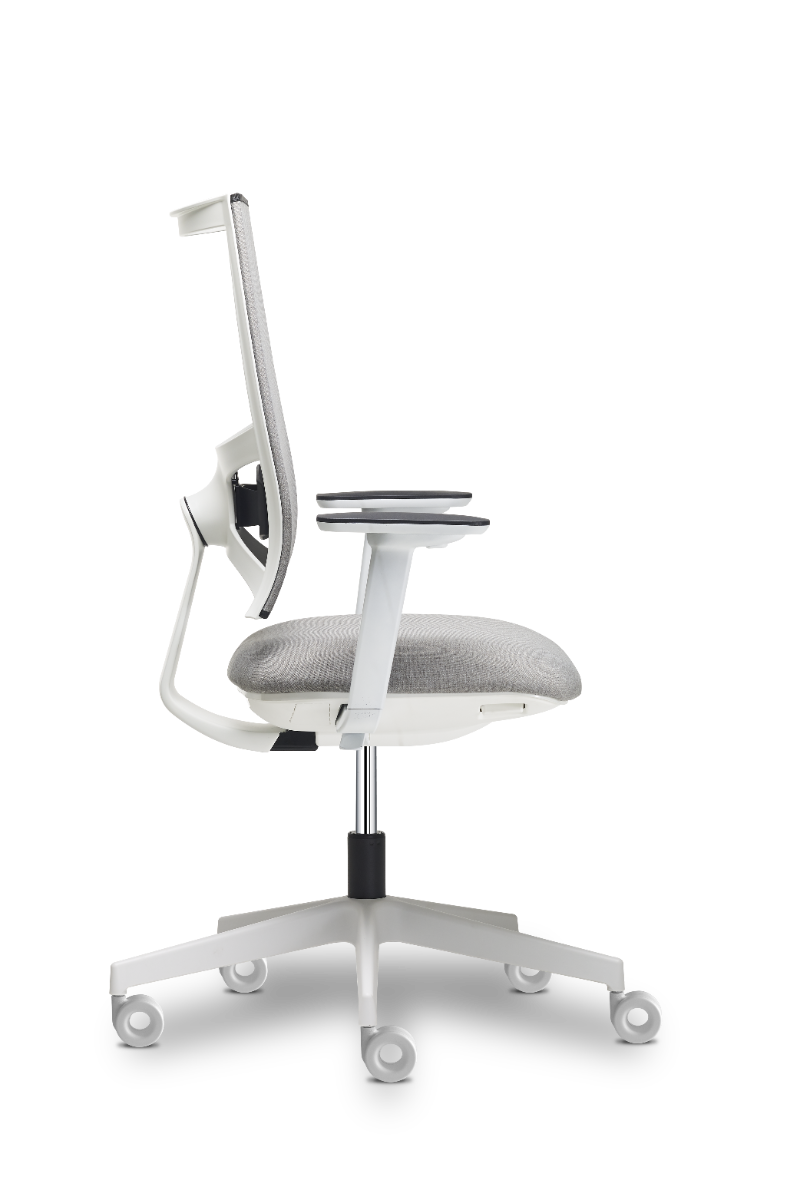 Zijaanzicht van de witte Team Strike Evo, met zicht op de gebogen mesh rugleuning