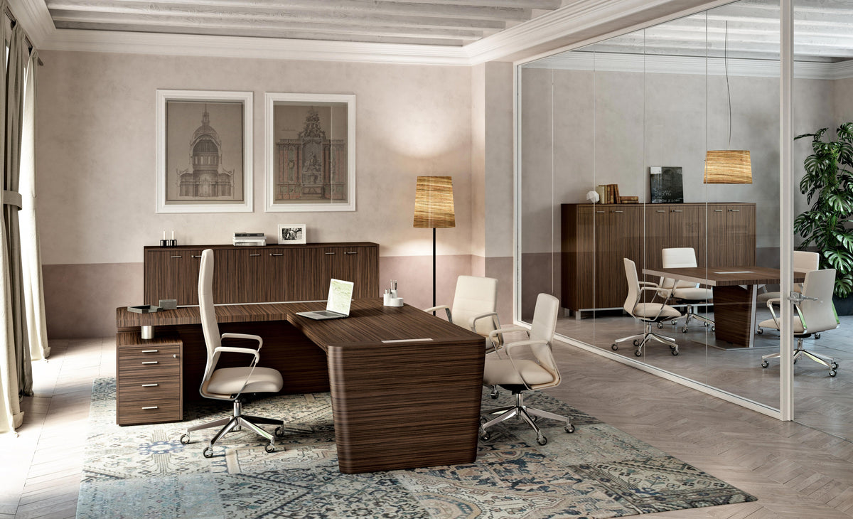X10 directie hoekbureau in noten in een directiekamer