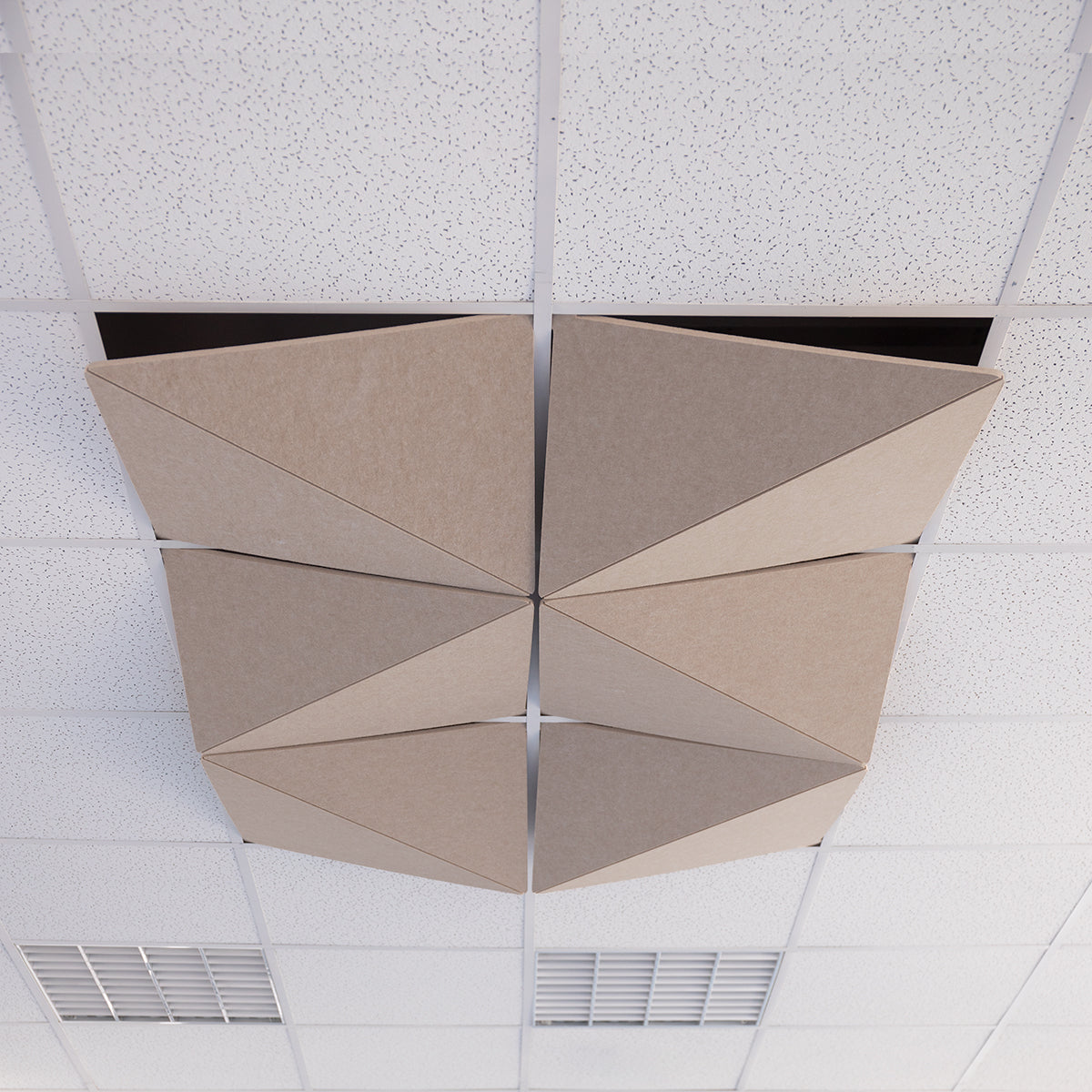 Volumetric plafondpaneel met reliëf in beige, gelegd in een wit systeemplafond