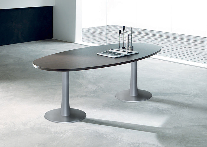 Q4 ovale vergadertafel met stoelen