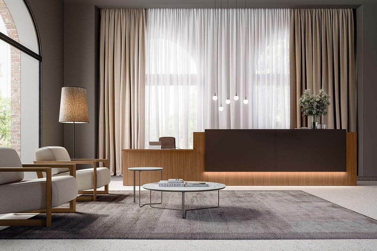 Sfeerbeeld van een lange Z2 balie met houten front en donkerbruin opzetelement in een lounge