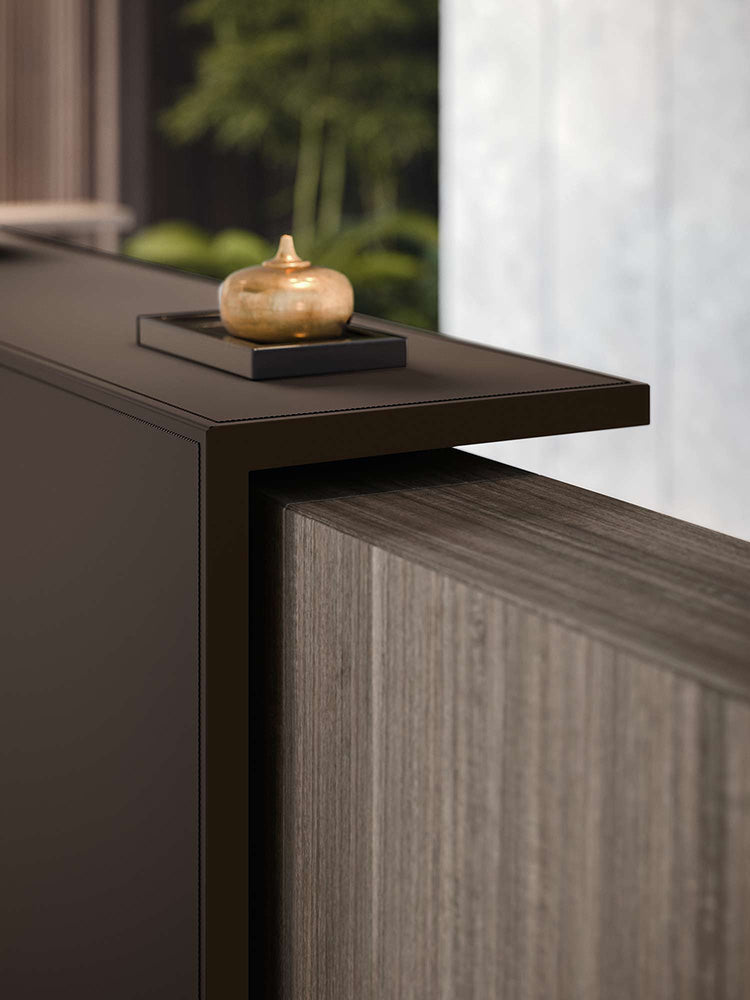 Detailbeeld van een Z2 balie met licht houten front en een donkerbruin opzetblad