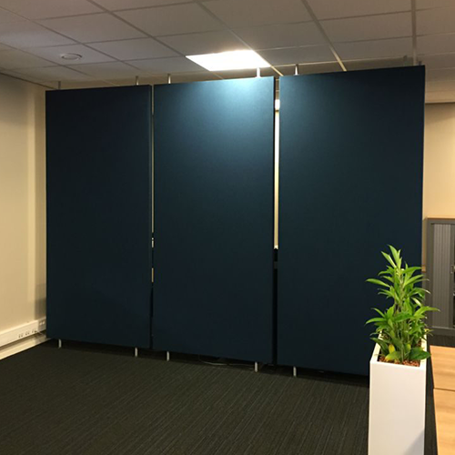 Roomdividers in donkerblauw als ruimteverdeler met plant