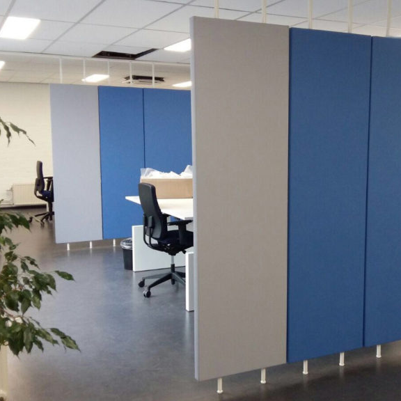 Roomdividers in blauw en grijs naast een werkplek