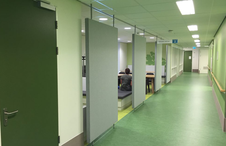 Rij groene roomdividers langs een kantoorgang