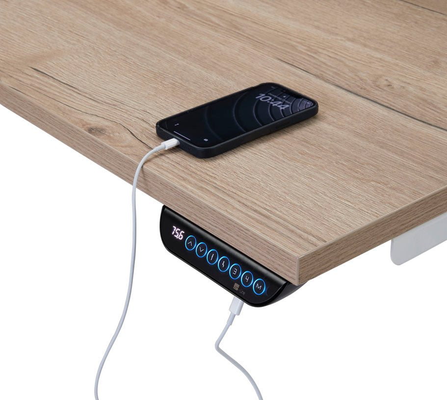 Bedieningspaneel met geheugenstanden en USB-oplaadpunten, met een telefoon op het blad
