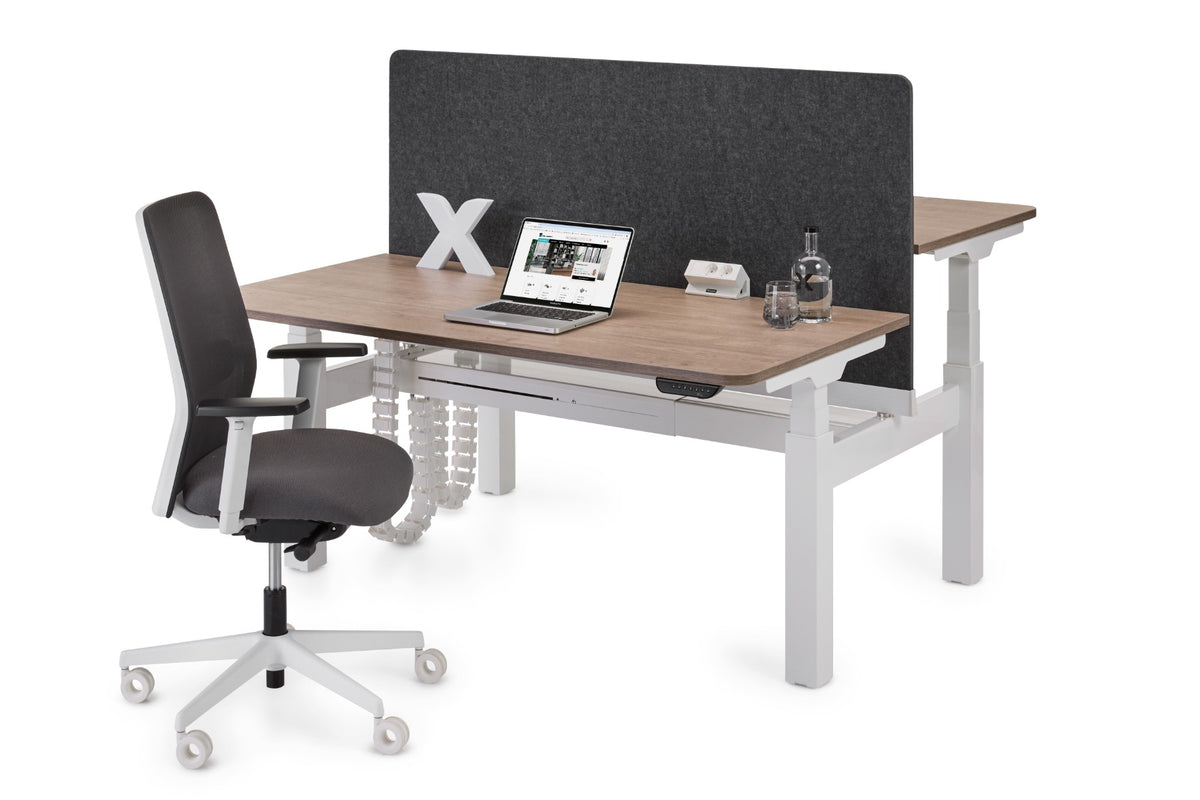 Benchopstelling met een grijze akoestische PET-wand op de benchrail tussen twee werkplekken