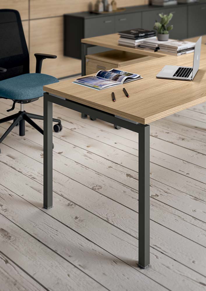 Bureau met eiken blad op een slank donker frame, met bureaustoel en kast op de achtergrond