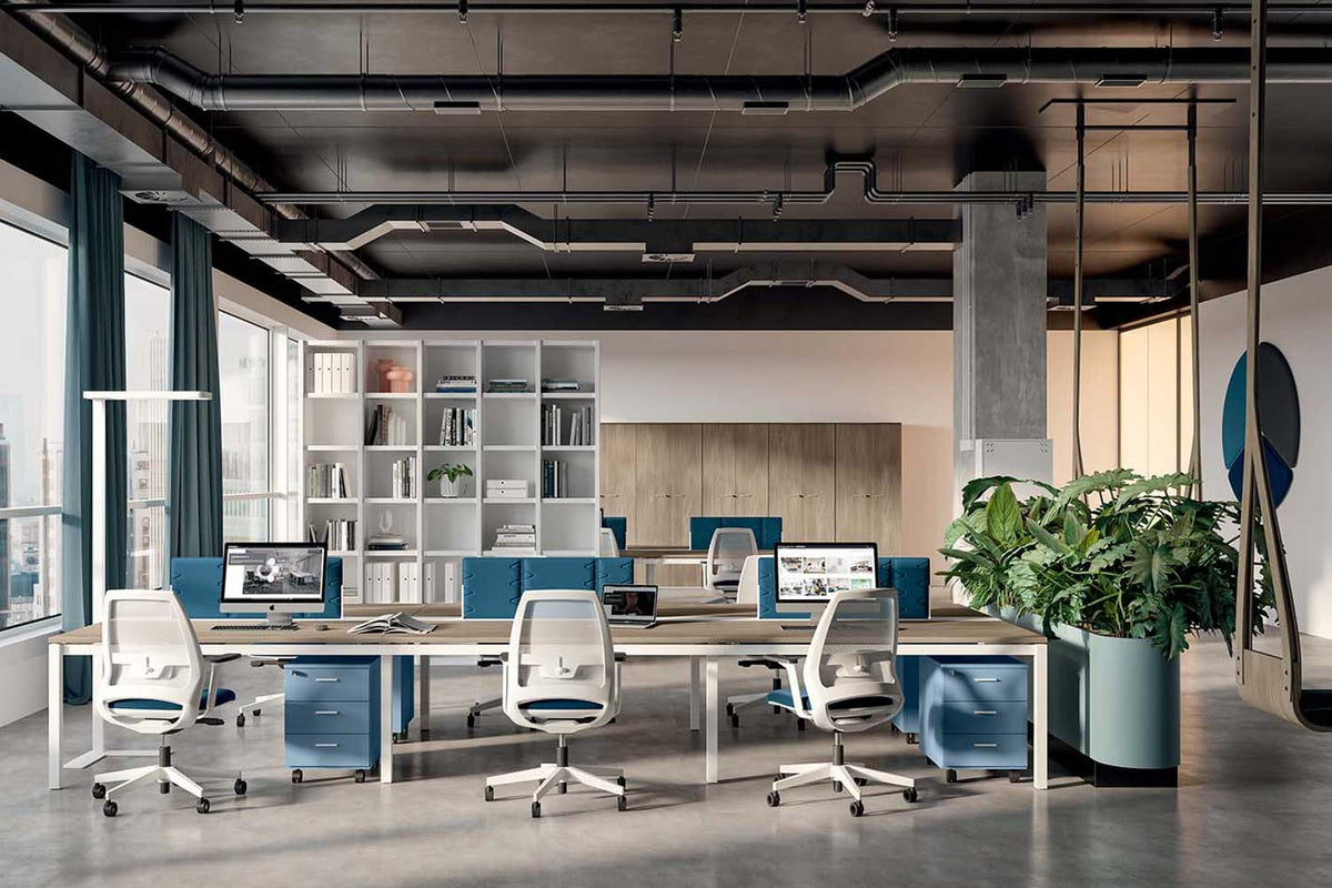 Sfeerbeeld van een open kantoor met X4 bureaus met houten bladen, wit frame en blauwe schermen