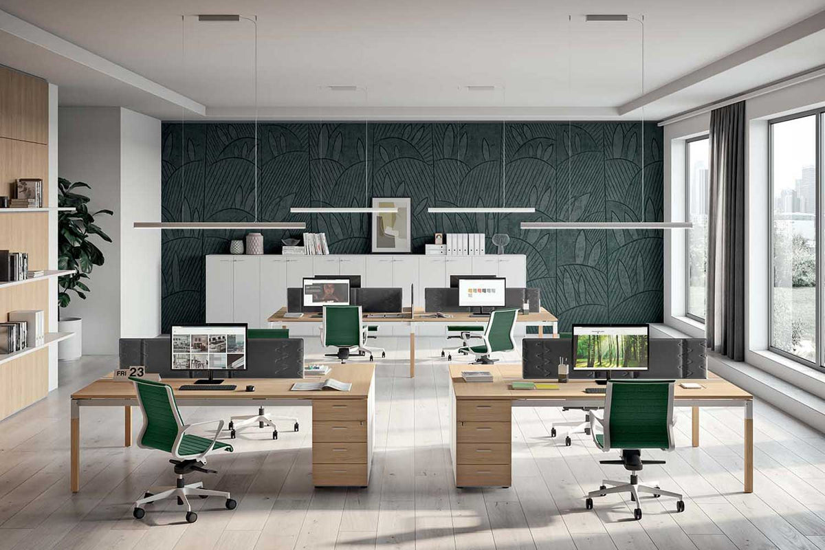 Kantoor met bureaus in licht houtdecor, groene bureaustoelen en een donkergroene wandkast