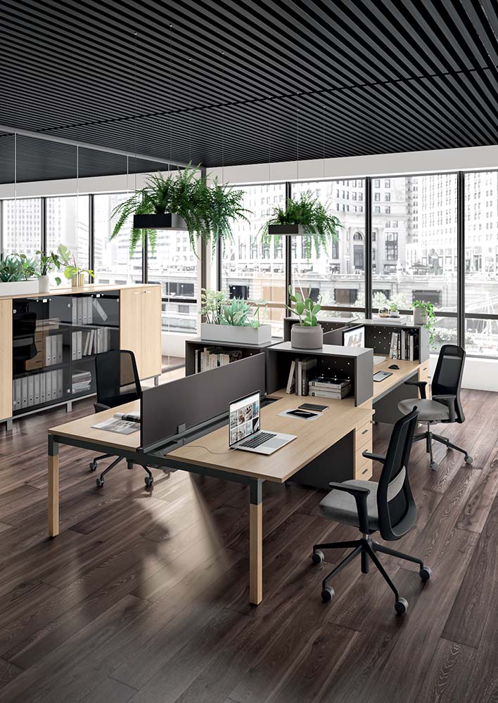 X4 bureaus in een groepsopstelling onder een zwart plafond