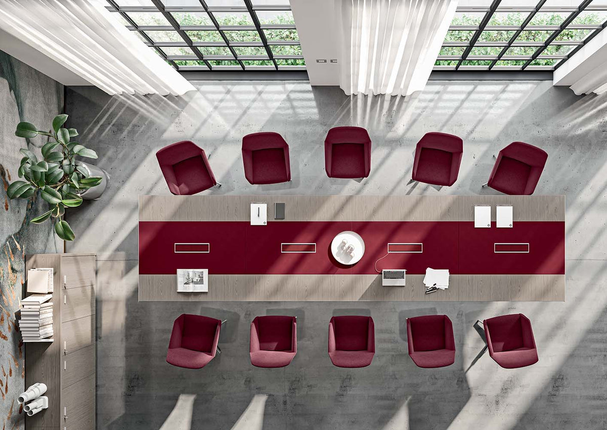 Bovenaanzicht van een lange vergadertafel met bordeauxrood middenpaneel en tien bordeauxrode stoelen