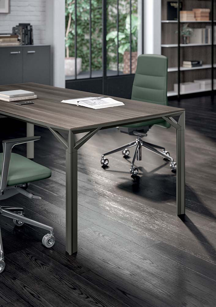 Sfeerbeeld van een X8 bureau met houten blad op een donker frame en een groene bureaustoel