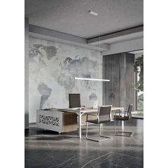 Werkplek met bureau en glazen scheidingswand voor een wand met wereldkaartbehang