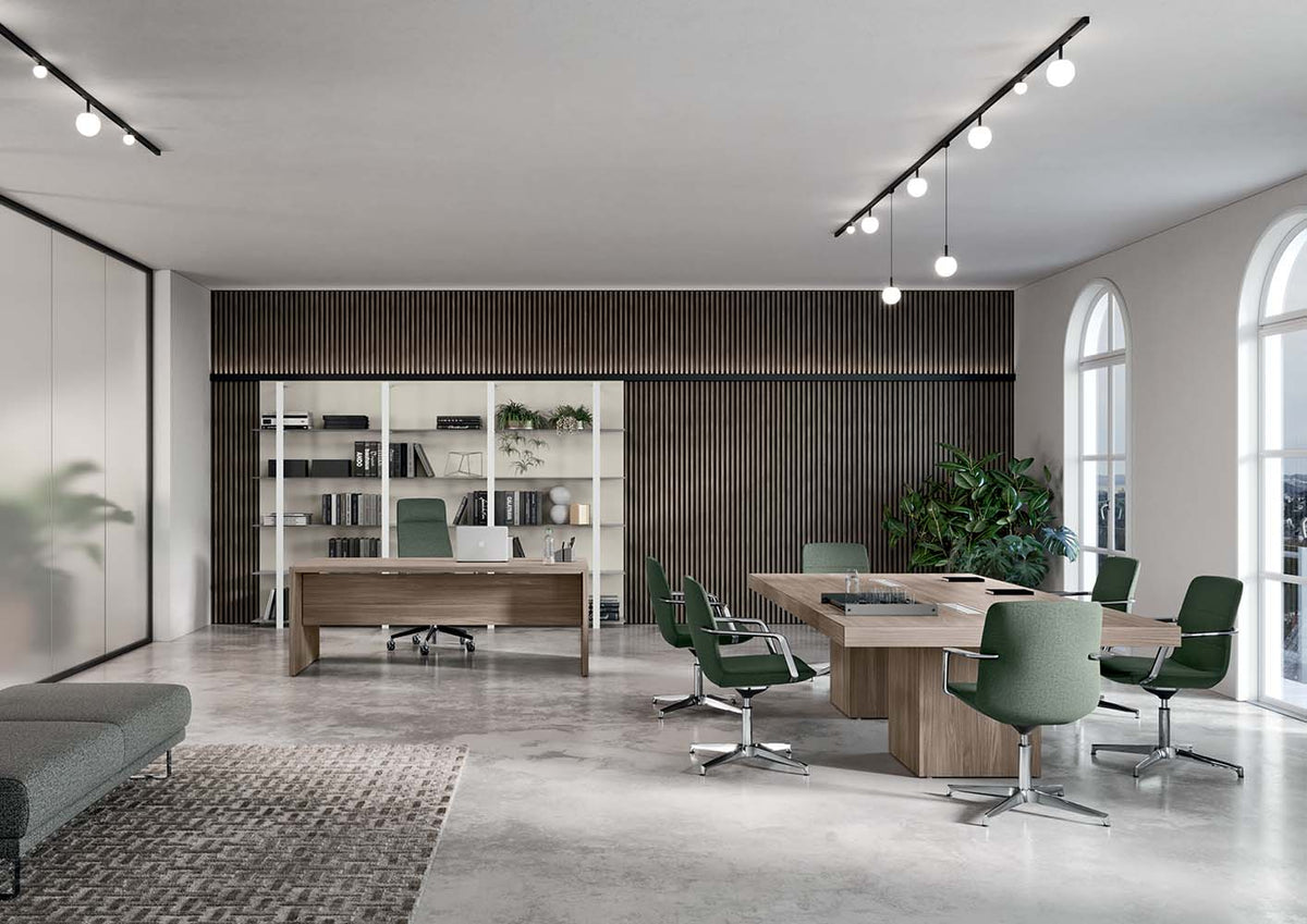 Sfeerbeeld van een T45 directiekantoor met houten bureau, vergadertafel en groene bureaustoelen