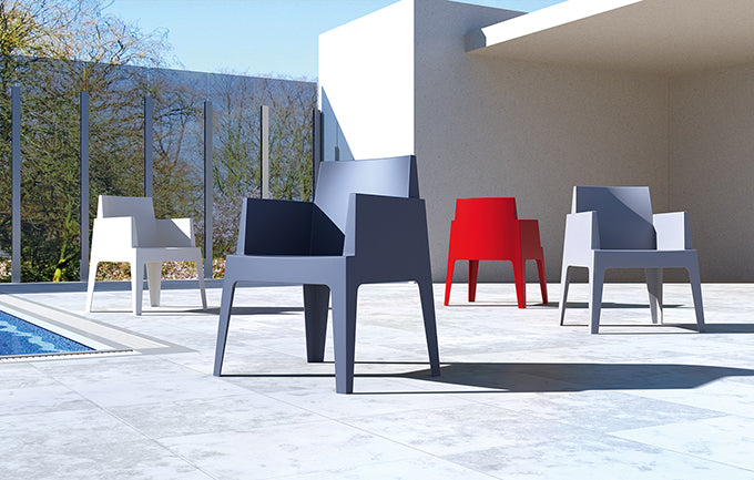 Box kuipstoelen rond een tafel