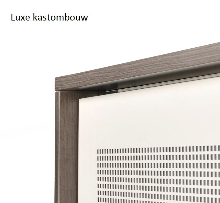 Detail van de luxe ombouw met bredere houtkleurige rand rondom het kastblad
