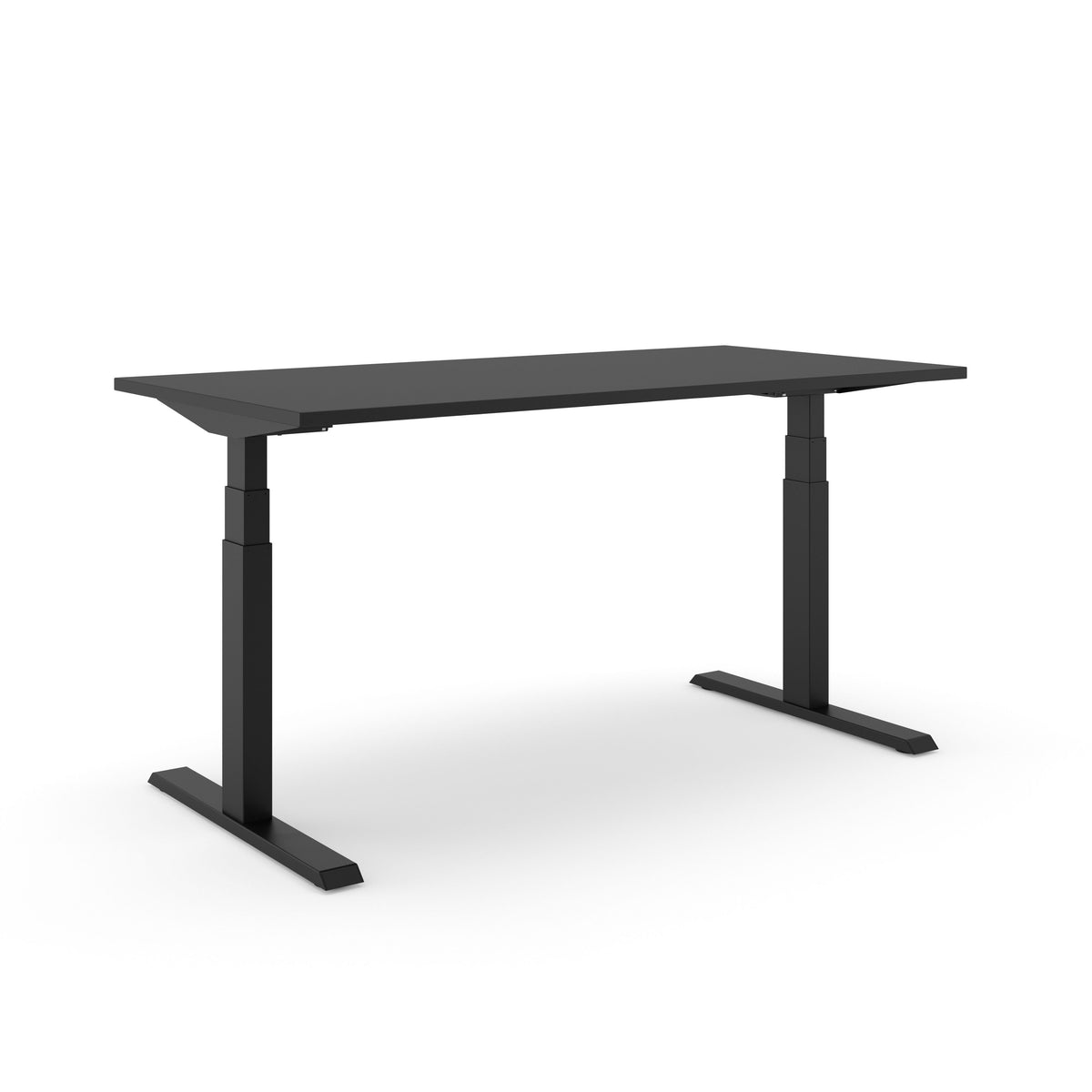 Het SF 670 zit-sta bureau met zwart blad op een zwart T-frame, schuin van voren