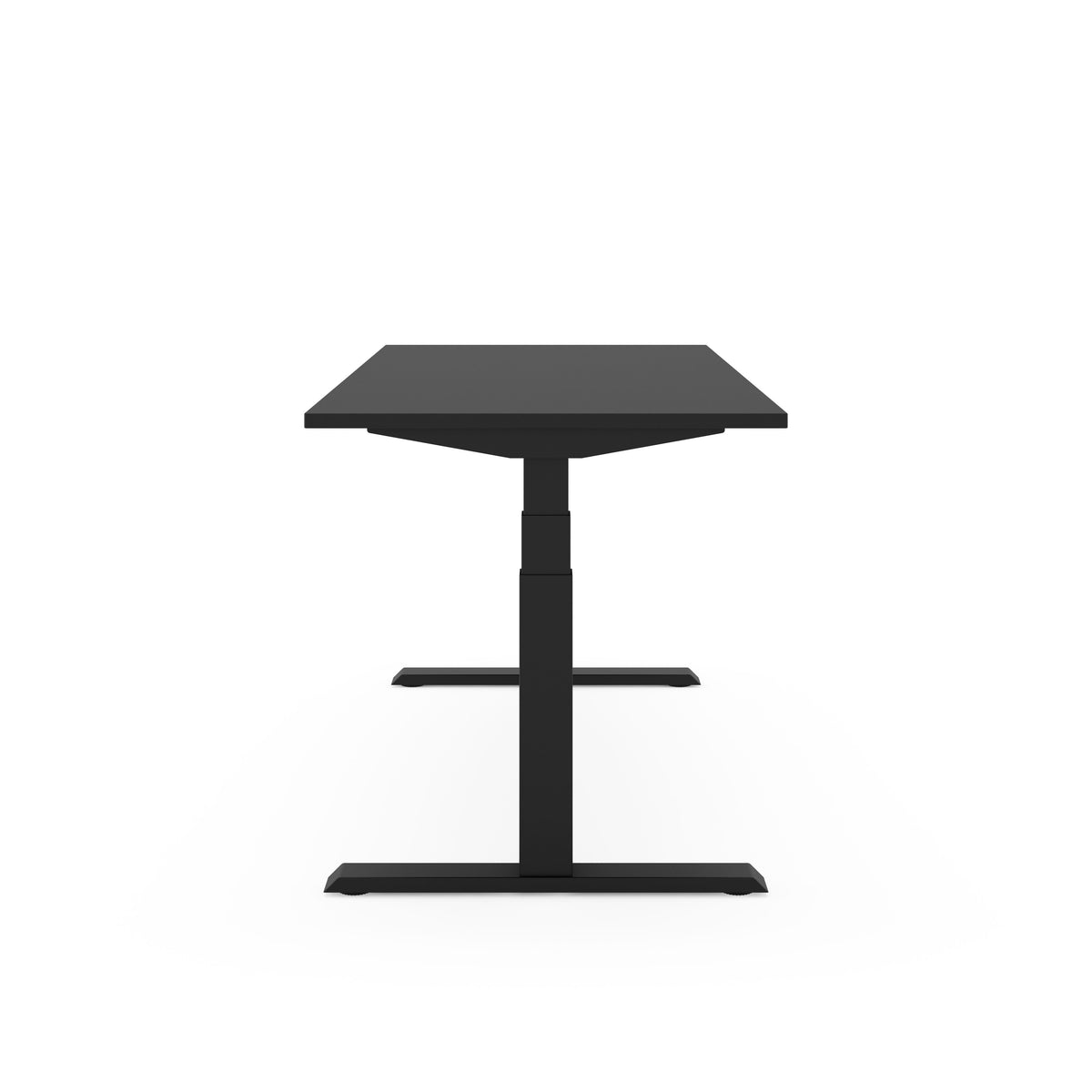 Elektrisch zit-sta bureau SF 670 met zwart blad op een zwart T-frame, vanaf de korte zijde gezien