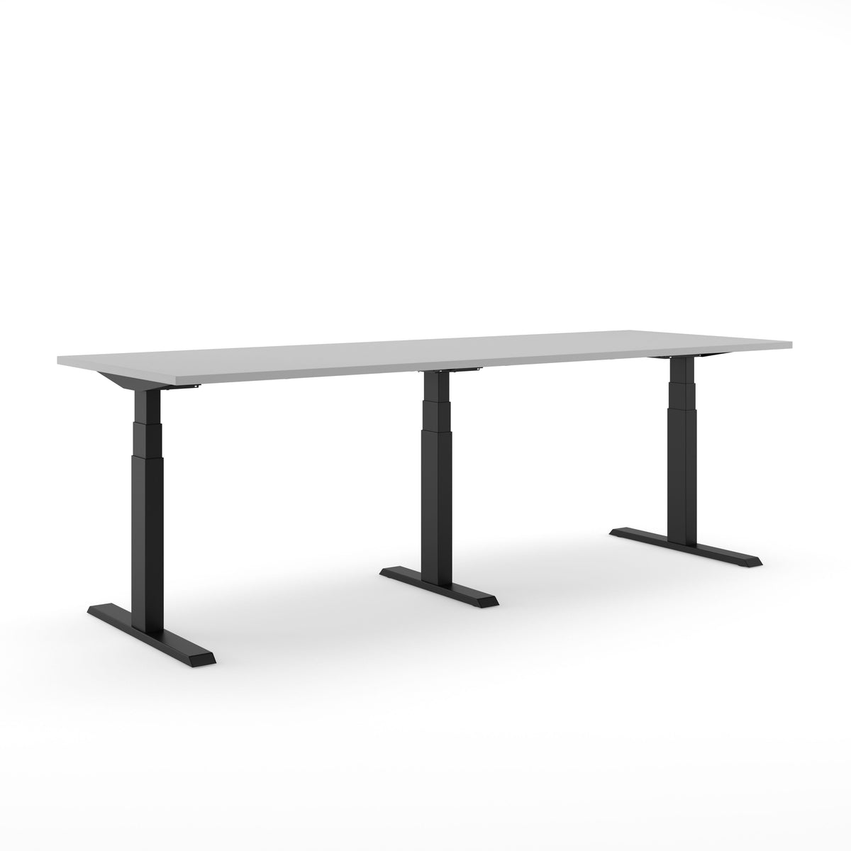 Het SF 670 XL bureau met lang lichtgrijs blad op drie zwarte T-poten
