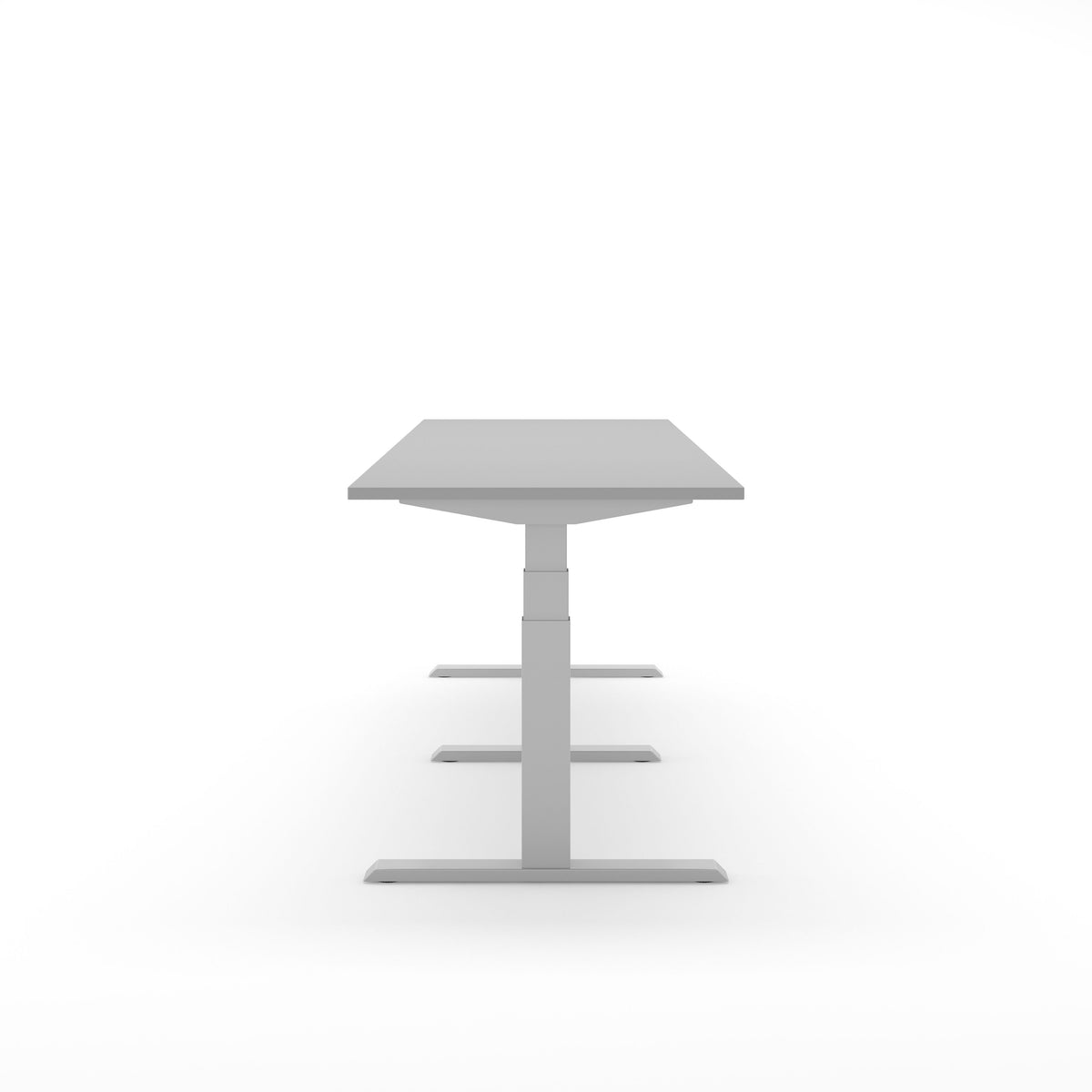 Elektrisch zit-sta bureau SF 670 XL met lang lichtgrijs blad op drie aluminiumkleurige T-poten