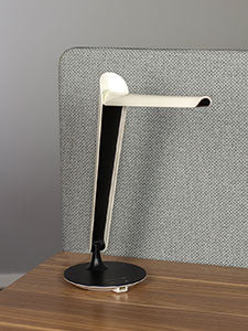 Bureaulamp Tulp in wit en zwart op een bureau naast een akoestisch scherm