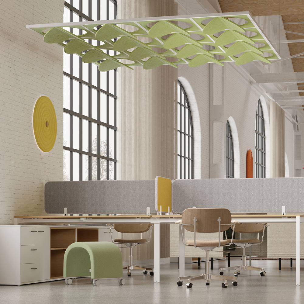 Kantoorruimte met groene volumetric plafondpanelen boven de werkplekken