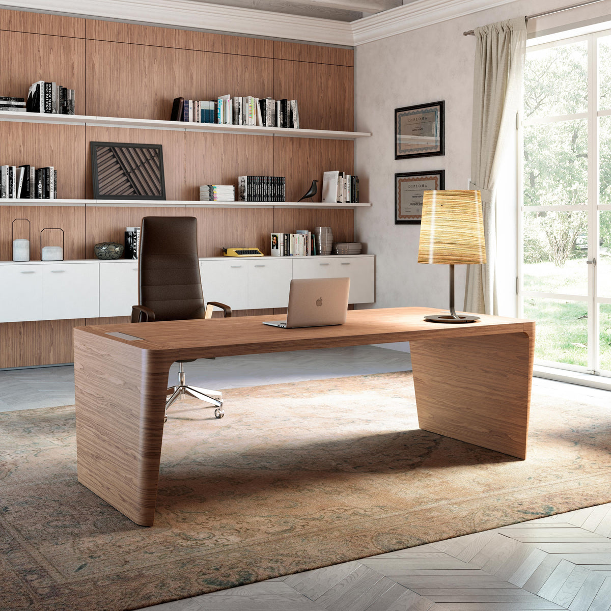 Sfeerbeeld van een directiekantoor met een houten X10 bureau en ingebouwde boekenkasten