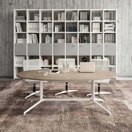 Ovale X2 vergadertafel met stoelen in een kantoorruimte met boekenkast