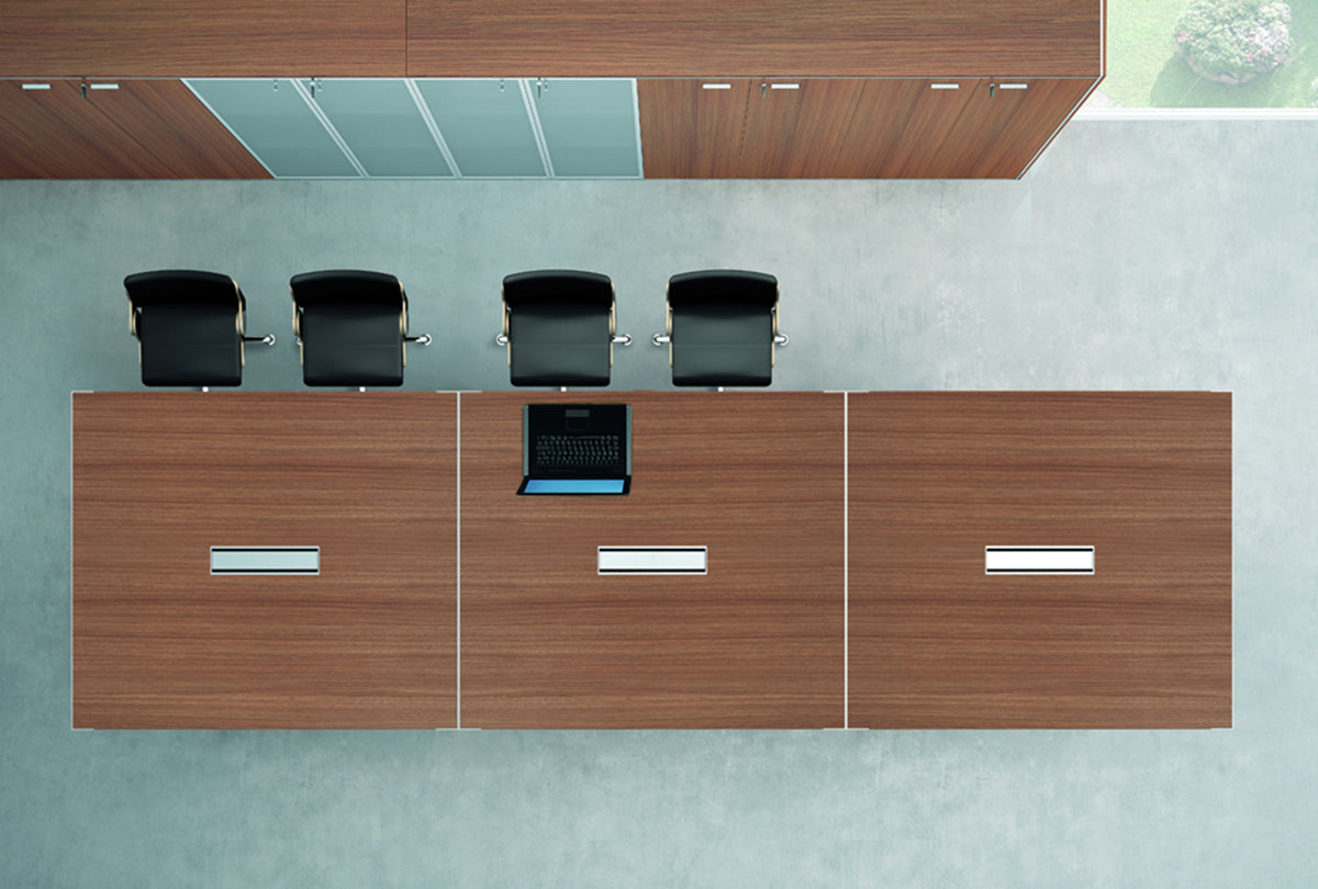 Bovenaanzicht van een X7 vergadertafel in notenhout met vier zwarte bureaustoelen en een dressoir