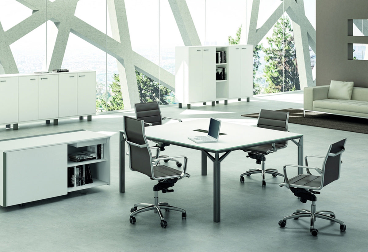 Sfeerbeeld van een X8 vergadertafel met wit blad op een wit frame, met bruine bureaustoelen en kasten