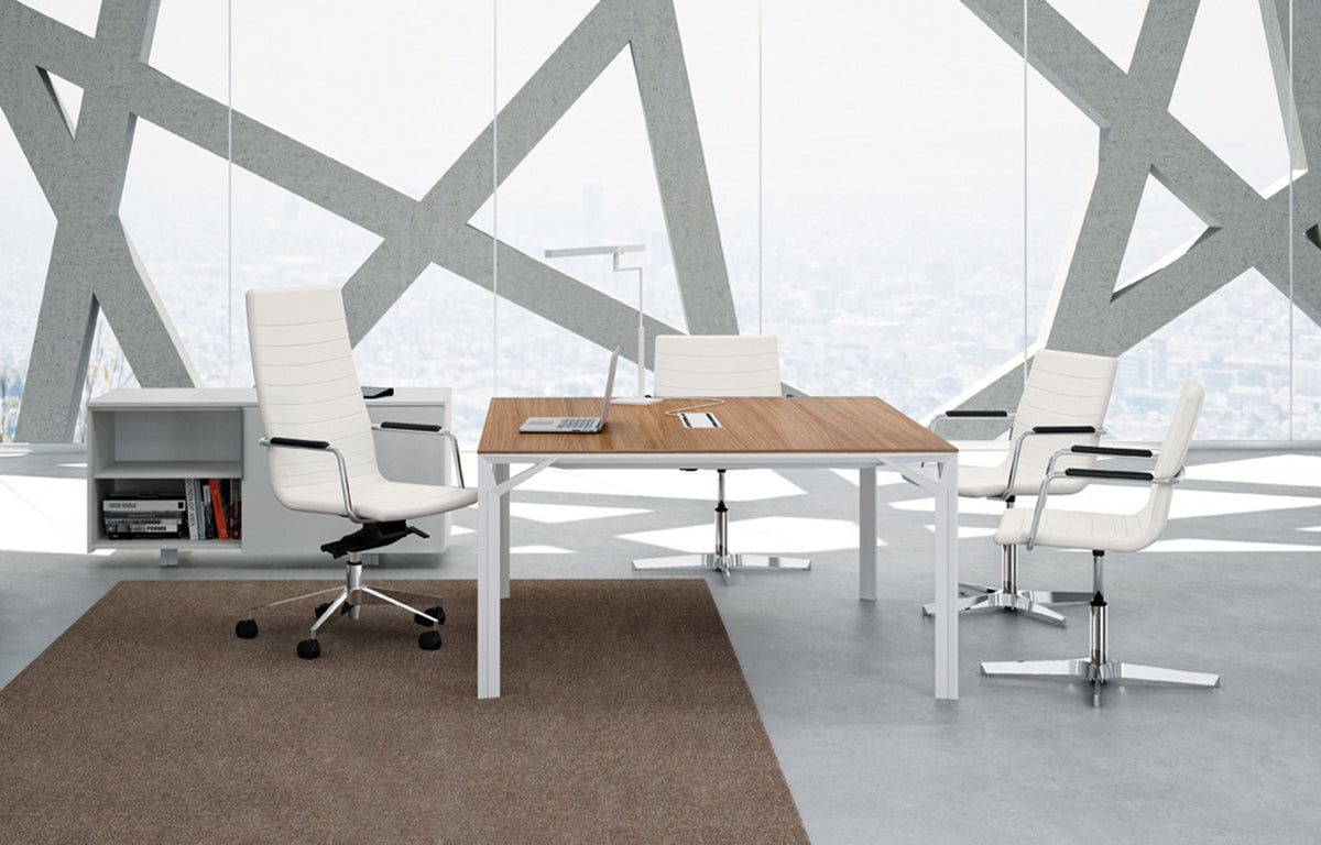 Sfeerbeeld van een X8 vergadertafel met notenhouten blad op een wit frame en witte bureaustoelen