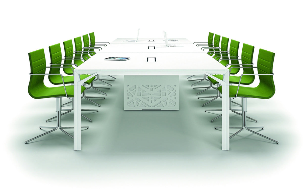 Lange X8 vergadertafel in wit met groene stoelen