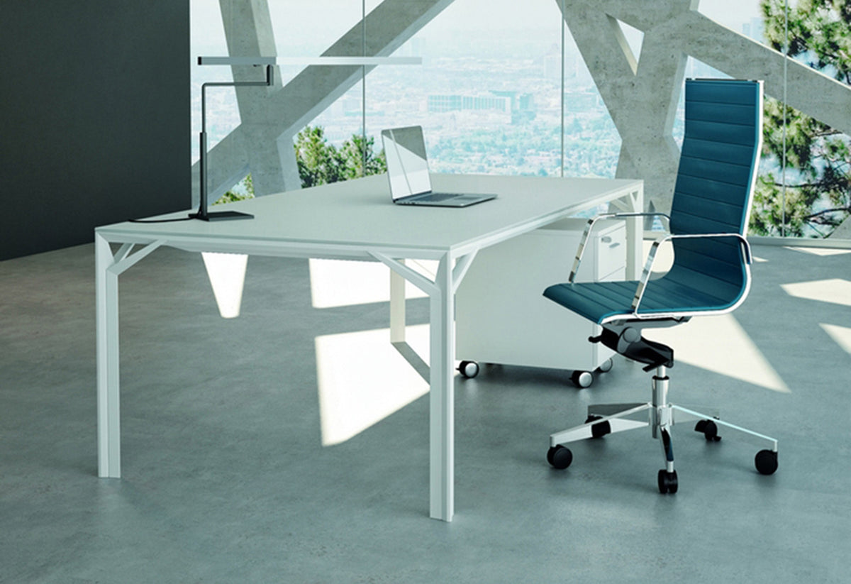 Sfeerbeeld van een wit X8 bureau met wit frame en een blauwe bureaustoel bij een glazen gevel