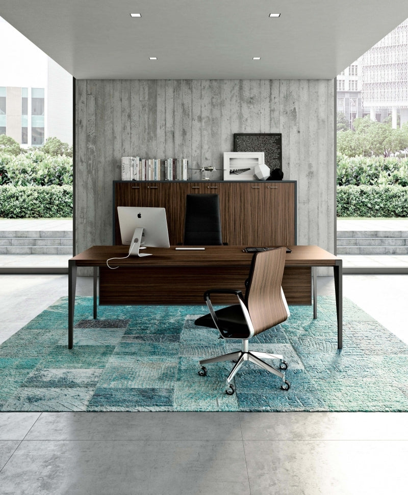 Sfeerbeeld van een directiekantoor met een donker houten X9 bureau en dressoir op een turquoise kleed